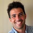 Foto del cliente Javier L. sonriendo.
